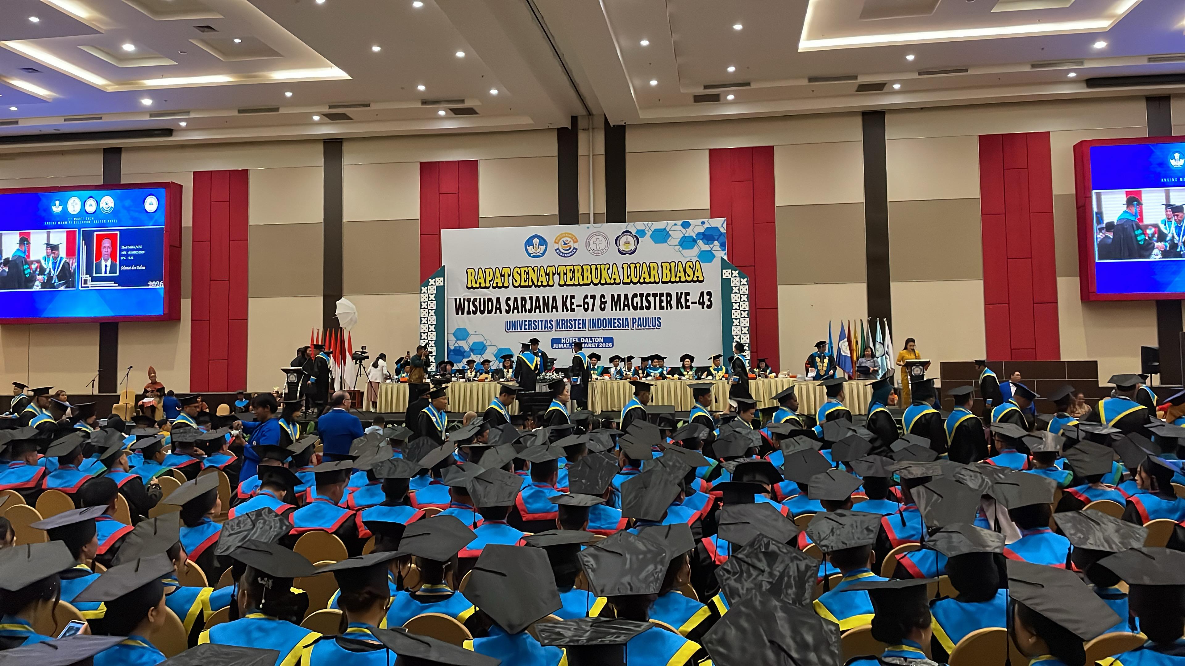 UKI PAULUS LANTIK 577 WISUDAWAN